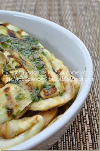 Melanzane grigliate leggere  con vinaigrette di olio capperi prezzemolo acciughina e ....acqua !