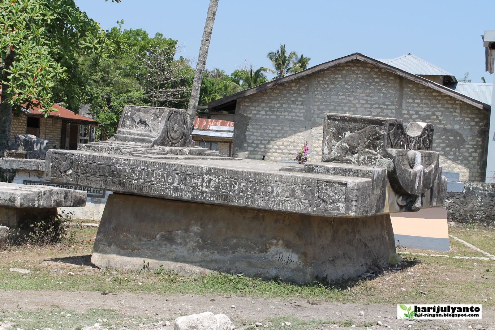 Ringan Ukiran pahatan pada batu dan kubur batu Sumba