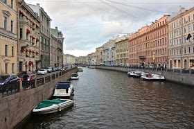 Saint Pétersbourg : Rivière Moïka un des canaux qui font de Saint Pétersbourg la Venise du Nord