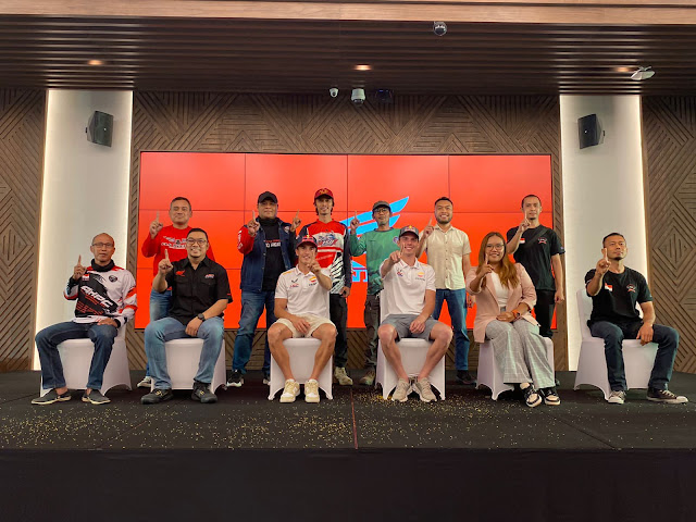 Sebanyak 20 bikers Honda asal Lombok berfoto bersama dengan dua pebalap Repsol Honda yakni Marc Marquez dan Joan Mir (tengah) pada rangkaian kegiatan Meet and Greet "Community Trip Mandaika GP.