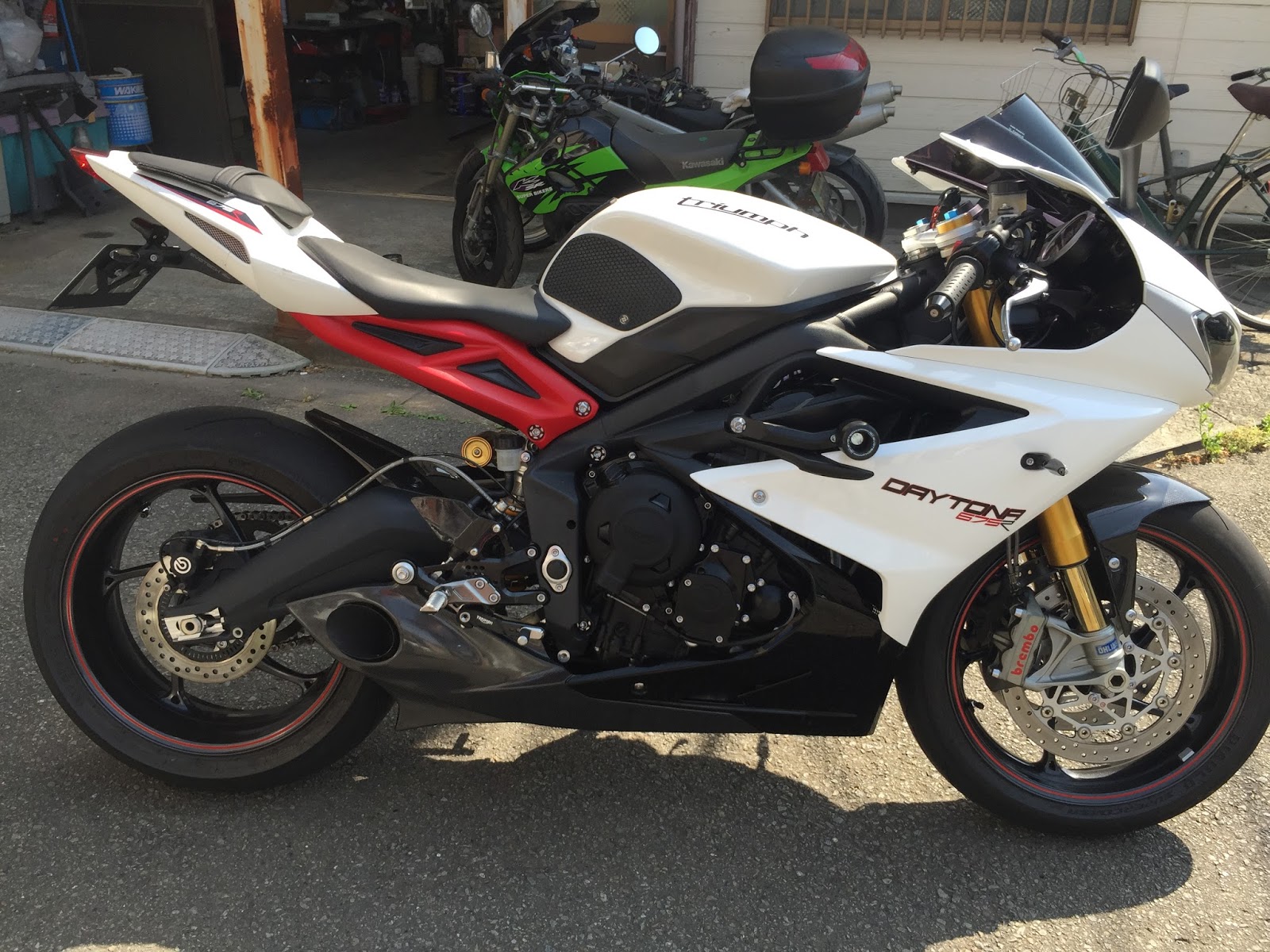 大人気定番商品 DAYTONA675にテイラーメイド製GPマフラー取り付け&修正 パーツ