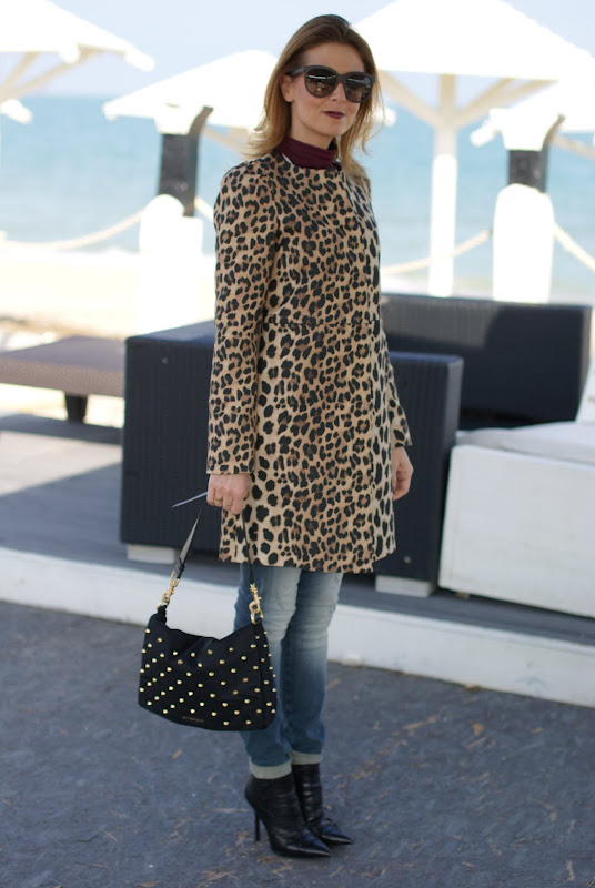 leopard coat, dark lips