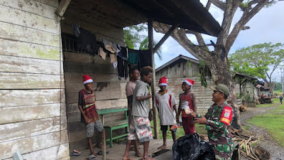 Semarak Natal, Kodim 1715/ Yahukimo Bagikan Bingkisan Dan Topi Natal*