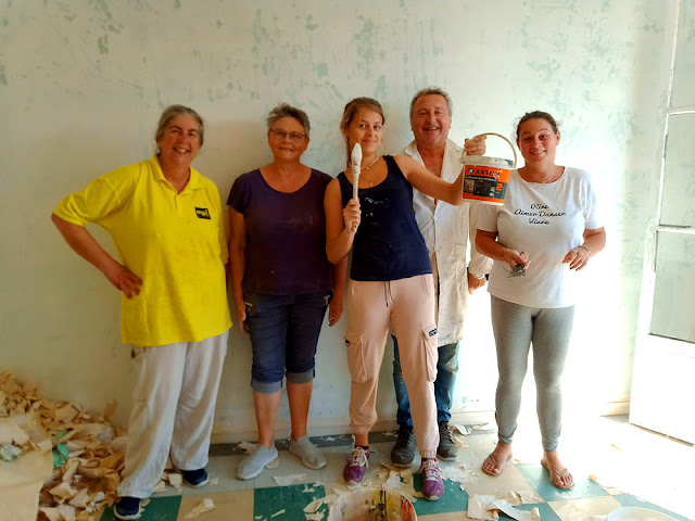Team of volunteers renovating an apartment for Ukrainian refugees, Indre et Loire, France. Photo by Loire Valley Time Travel.