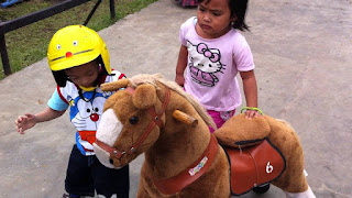 Anak-anak bermain di de ranch lembang