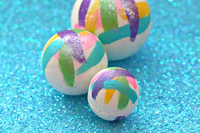 How to make DIY unicorn bath bombs recipe.  These unique bath bombs are natural and made with Epsom salt and without cornstarch. These cute bath bombs are great for kids.  They are moisturizing thanks to coconut oil and baking soda. The citric acid makes them fizzy. It uses a natural Unicorn Kisses fragrance oil scents. These pretty home made bath bombs are easy to make and make great gift ideas. #unicorn #bathbomb