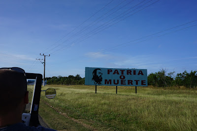 Sur une route à la sortie de Trinidad