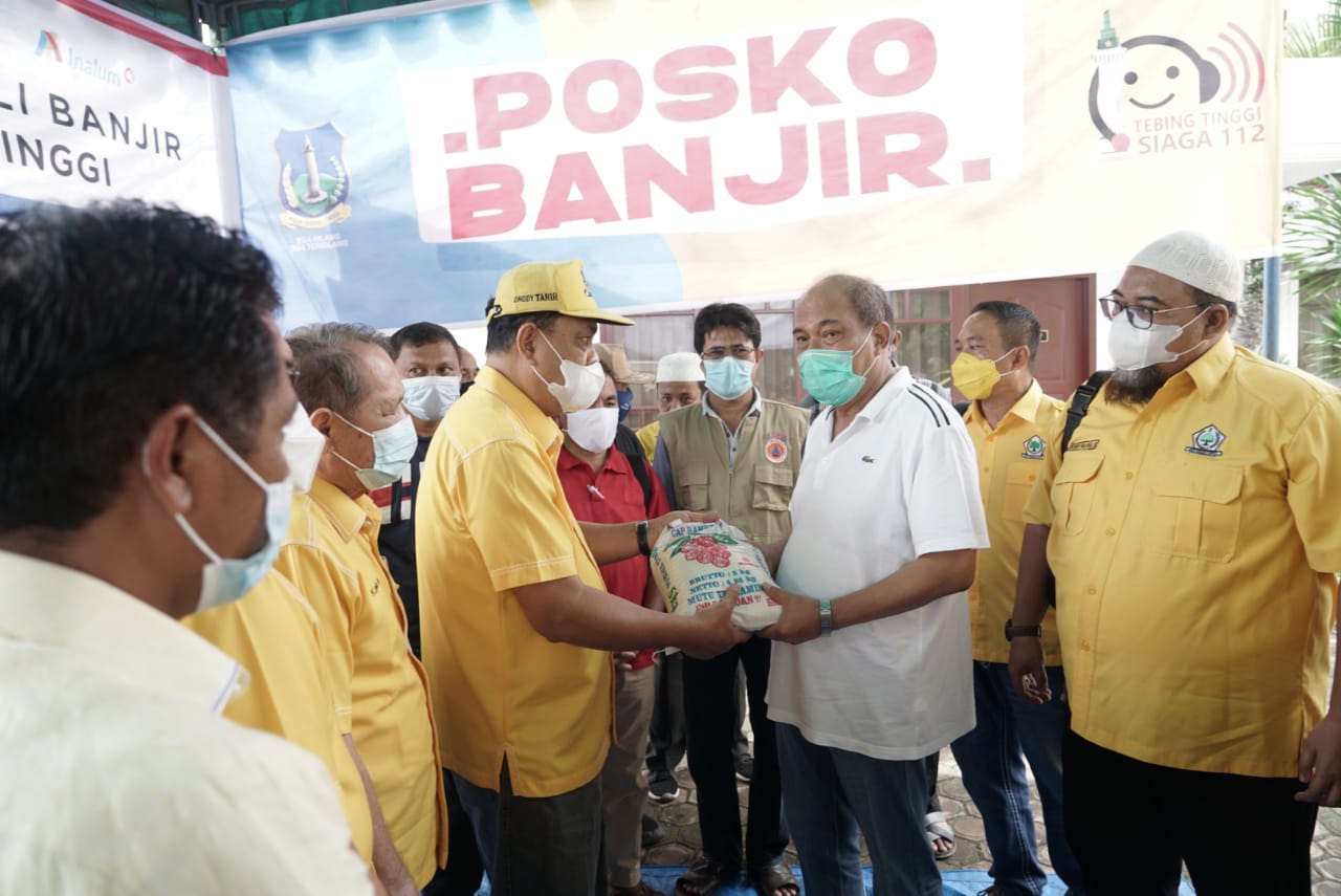 Walikota Tebingtinggi Meninjau dan Menyerahkan Bantuan Kepada Korban Banjir