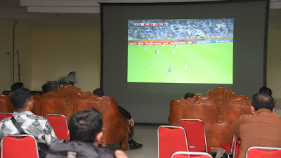 Bupati Tapsel Nobar Final Piala Dunia 2022 Bersama Kades Terpilih