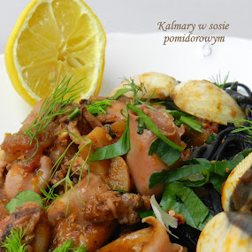 Kalmary w sosie pomidorowym