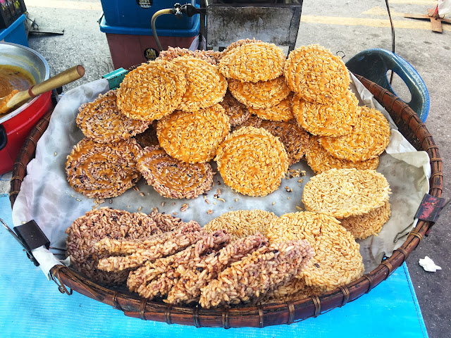 khao taen, or crispy Thai rice crackers