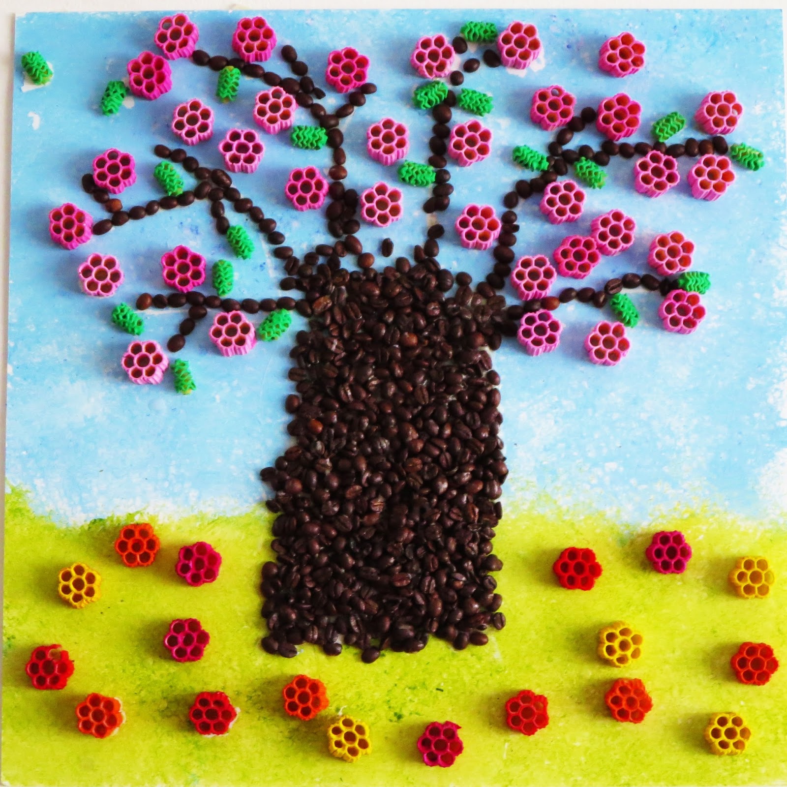 Studiamando liberamente Mosaico di chicchi di caff¨ e fiorellini di pasta cruda per l albero della primavera