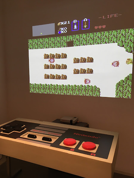 controle gigante de NES com o jogo The Legend of Zelda