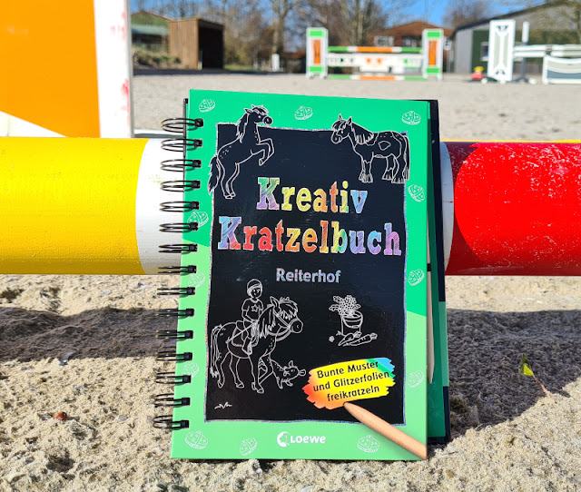 Das Bücherboot: Kinderbücher mit Pferden und Ponys für Grundschul-Kinder. Das "Kreative Kratzelbuch Reiterhof" ist ein Kratz- bzw. Mal-Buch mit vielen Anregungen, Beschäftigungs-Möglichkeiten, bunter Glitzerfolie und Platz für eigene Ideen für Kinder ab 5 Jahren.