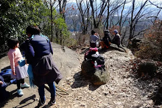 狭い高尾山頂