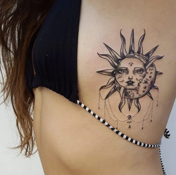 Tatuaje de sol y luna en el costado para mujer