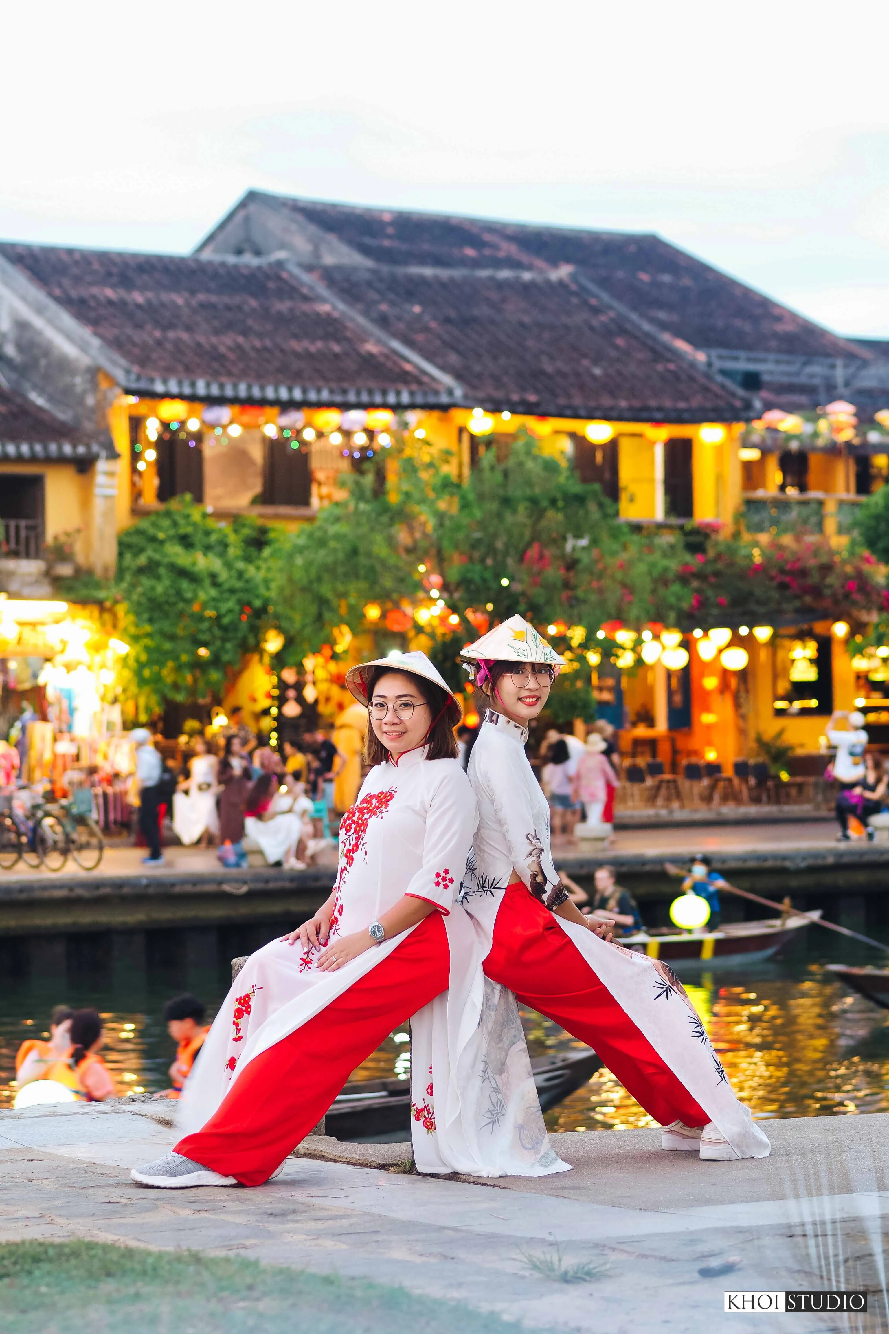 Find a family photographer in Hoi An ancient town: Family photo session with Ao Dai on Hoai River