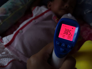Pantau suhu badan anak ketika demam