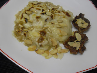 Plato de bacalao a la miel con cebolla confitada, bechamel clara y piñones por encima