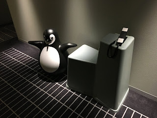 客室階の廊下にあるペンギンの置物