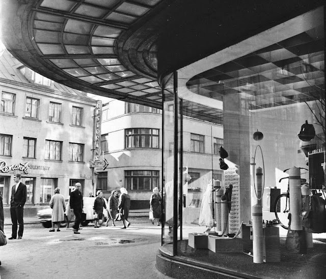 1959 год. Рига. Угол улиц Вальню и Аудею. Возле витрины Рижского Центрального универмага