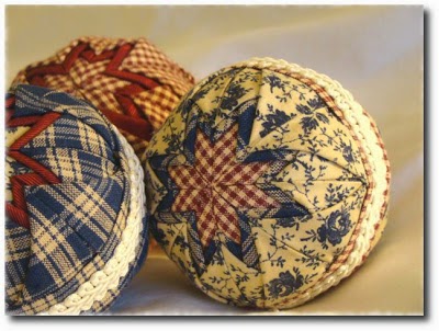http://www.potholdersandpantyhose.com/2009/11/how-to-make-quilted-christmas-ornaments.html