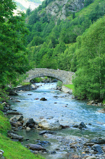 France. Pyrenees. Circus Gavarnie. Waterfall. Франция. Пиренеи. Цирк Гаварни. Водопад.