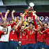 ملك إسبانيا يهنئ ديل بوسكي وفريقه على الفوز ببطولة يورو2012
