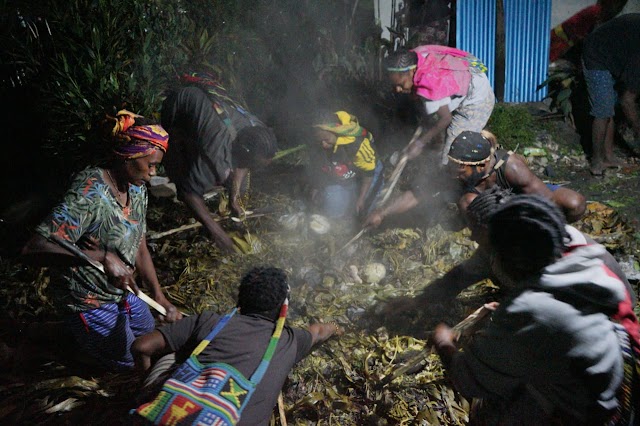 Kepala Suku Dambet, Melaksanakan Bakar Batu Sebagai Ungkapan Syukur Selamat Dari Serangan KKB