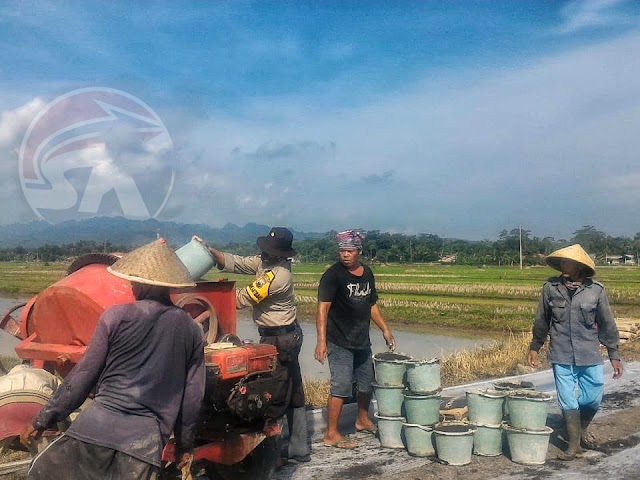 Berseragam Polri, Polisi Ini Sigap Ikut Kerja Bakti dengan Warga