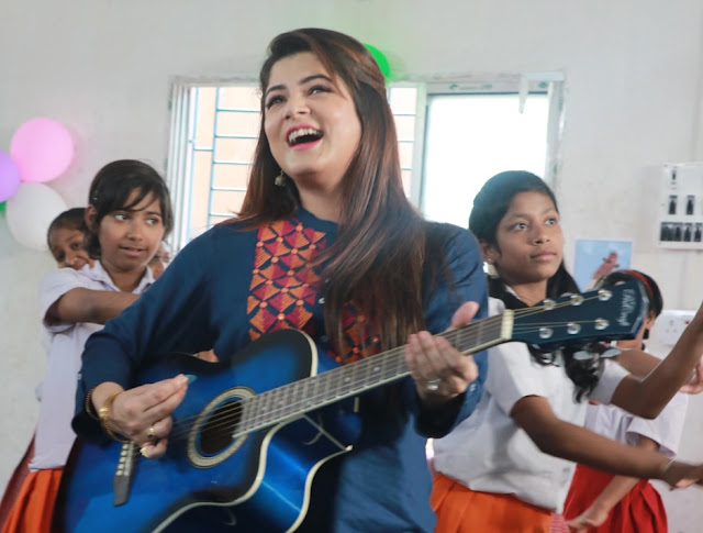  Srabanti in Bengali film Uraan