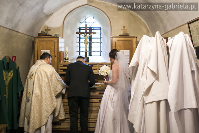 Sylwia i Tomek, artystyczna fotografia, Agawa Dębno, kościół św. Magdaleny, Dębno, Bochnia, fotografia ślubna, ceremonia, wesele,  fotograf ślubny Bochnia