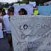 Marchan padres de familia y maestros de Cancún; con carteles en inglés denuncian represión 