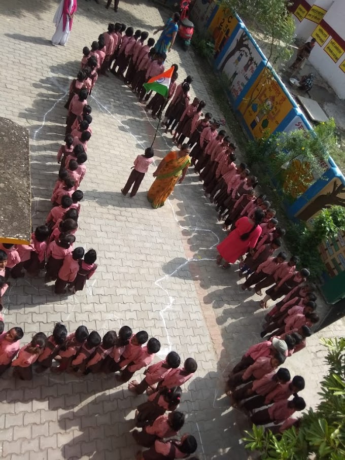 Prayagraj Tiranga Rally Karchhana :-  कम्पोजिट विद्यालय मझुवा में आज़ादी के अमृत महोत्सव पर बच्चों ने बनाई भारत के नक्शे की सुंदर आकृति।