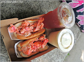 Lobster Roll & Smoothie de Piña Colada & Raspberry Lime Rickey