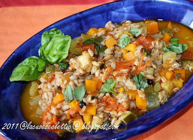 Minestra estiva di farro e verdure di stagione