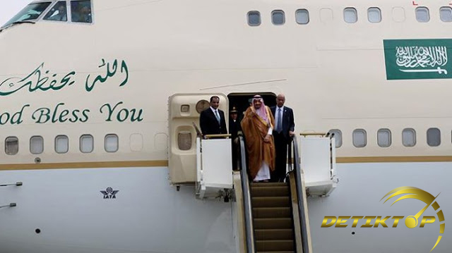 Raja Salman Turun Ke Indonesia Dengan Pesawat Pribadi Bertulis "God Bless You"