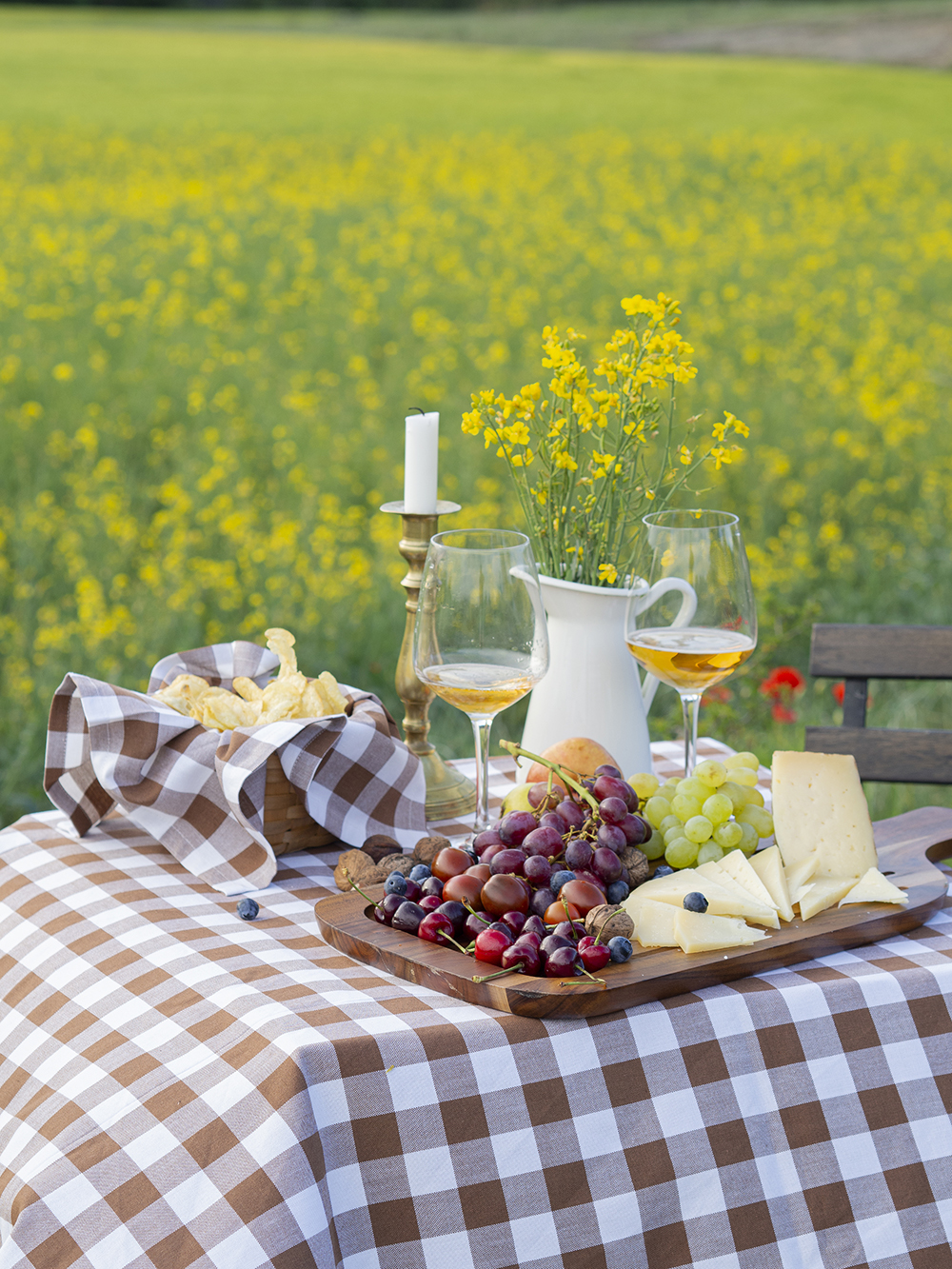 Una mesa campestre entre campos de colza para celebrar el amor_8