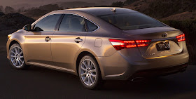 Rear 3/4 view of 2015 Toyota Avalon Limited