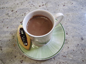 chocolat chaud onctueux fait avec 2 ingrédients dans une tasse accompagné d'une barquette à la confiture maison