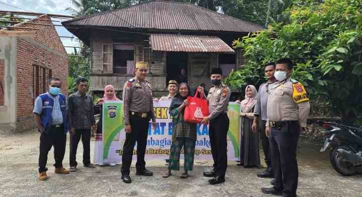 Jum'at Barokah, Polsek Tambang Berbagi Sembako ke Warga Kurang Mampu di Pulau Permai..