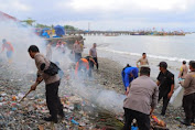 Polres Tanggamus Bersama Sejumlah Elemen Bersihkan Sampah di Tiga Pantai