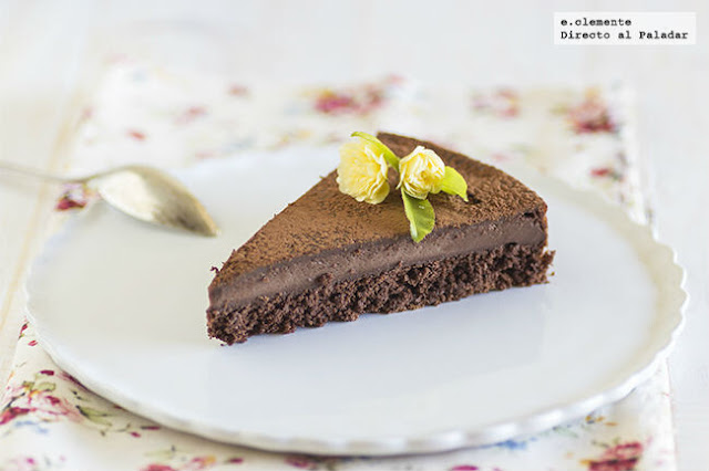 POSTRES: Tarta mágica de chocolate: receta de postre para lucirte con tres capas diferentes.