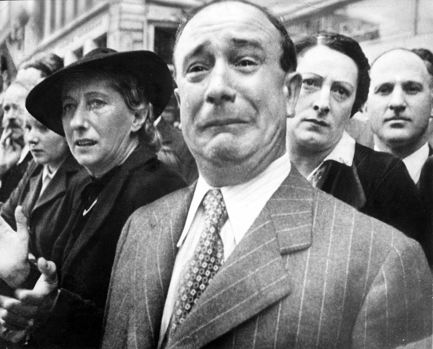 The weeping Frenchman, 1940 - Rare Historical Photos