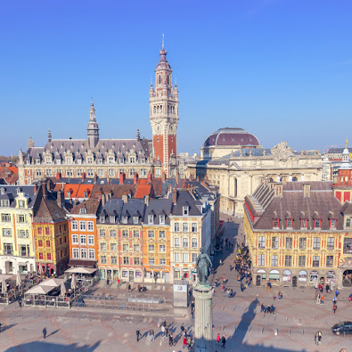 investissement dans le centre-ville de lille avec maison mitoyenne multi-couleur vieille bourse et beffroi