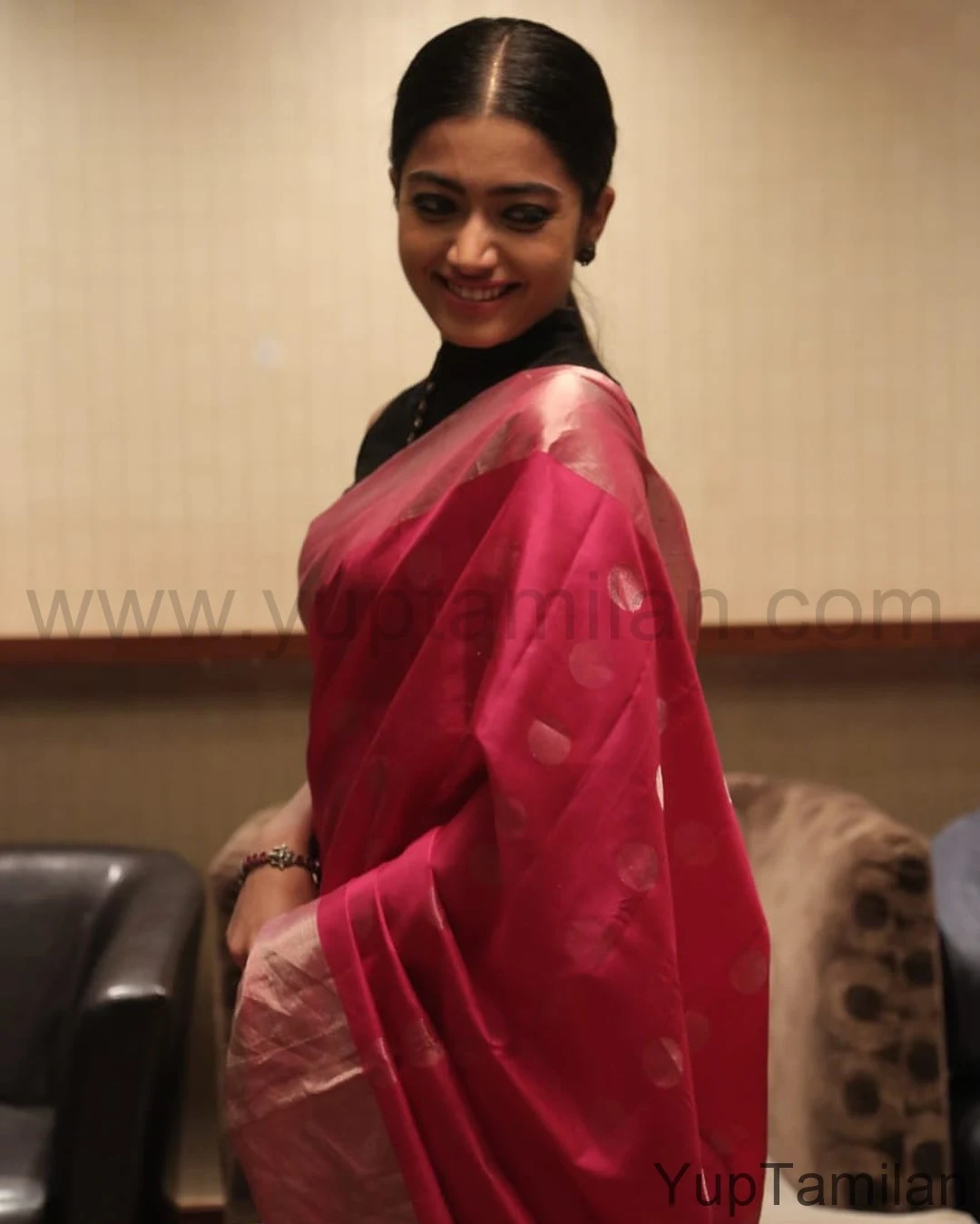 Rashmika-Mandanna Hot Saree Stills-Beautiful Saree Pics