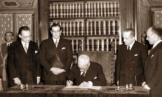 De Gasperi e Enrico De Nicola firma la Costituzione