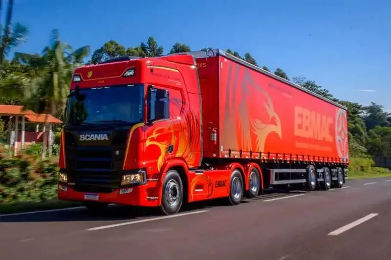 Scania 65 anos com carreta sider vermelha da EBMAC