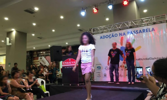 Na passarela, a exposição não era de roupas ou produtos, mas sim de crianças para adoção. Em evento organizado pela Associação Mato-grossense de Pesquisa e Apoio à Adoção (Ampara) e pela Comissão de Infância e Juventude da OAB do Mato Grosso, crianças e jovens de 4 a 17 anos desfilaram em shopping da capital matogrossense em campanha para incentivar adoção.