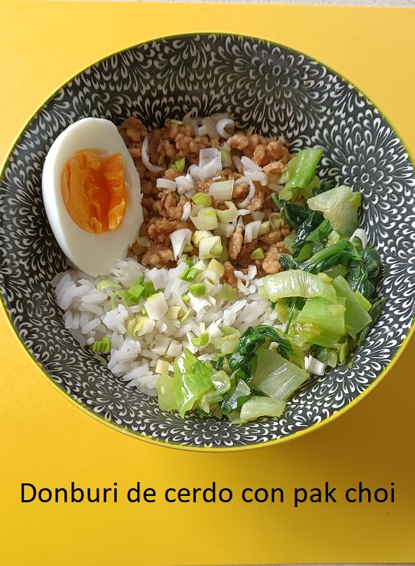 Donburi de cerdo con pak choi